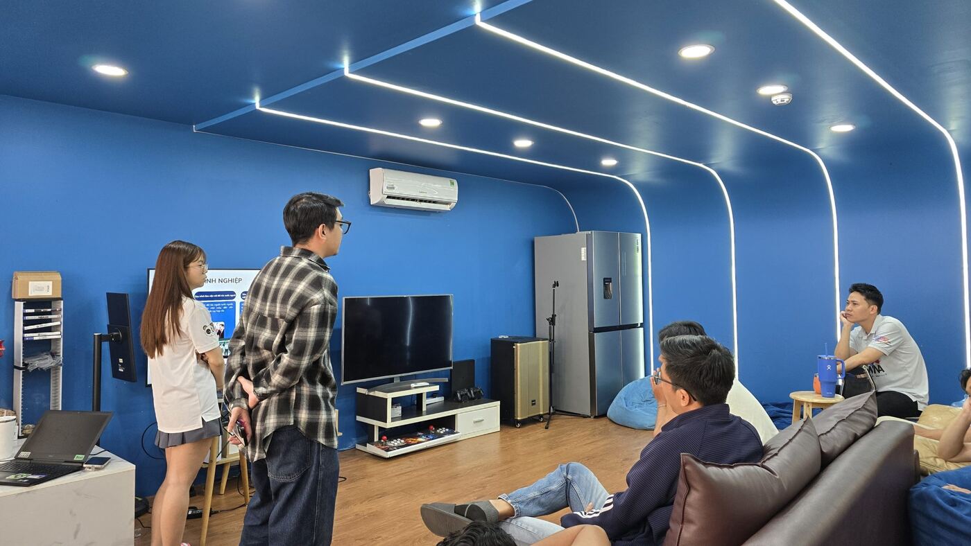 Buổi họp trình chiếu nội bộ trong phòng sinh hoạt chung của MONA