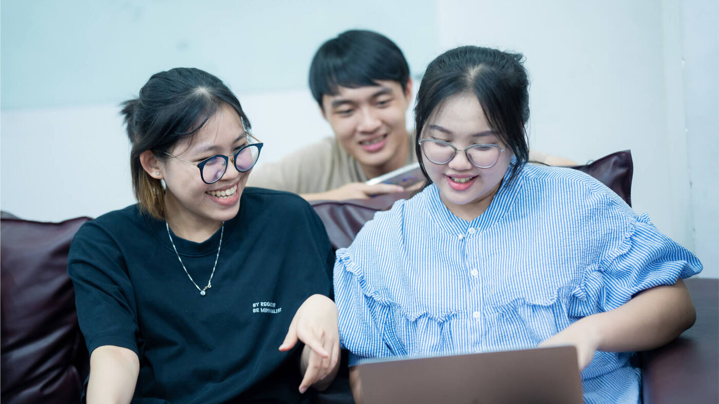 Thành viên MONA cùng nhau thực hành trên laptop trong buổi đào tạo